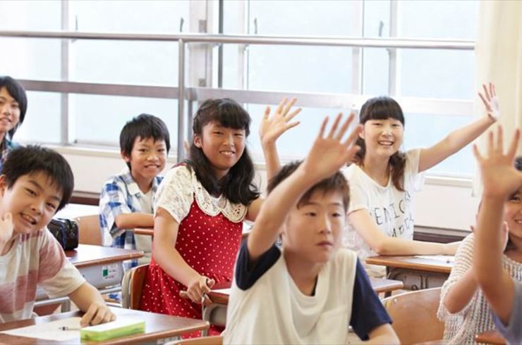 手を挙げる生徒